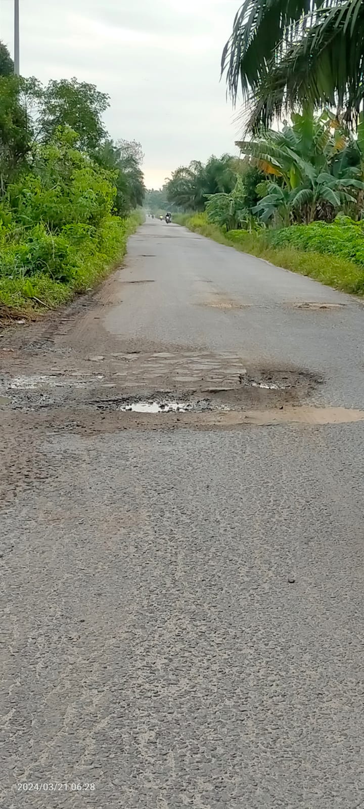 KEPALA DINAS PUPR KOBAR TERKESAN TIDAK PEDULI DENGAN KONDISI JALAN DI KOBAR.