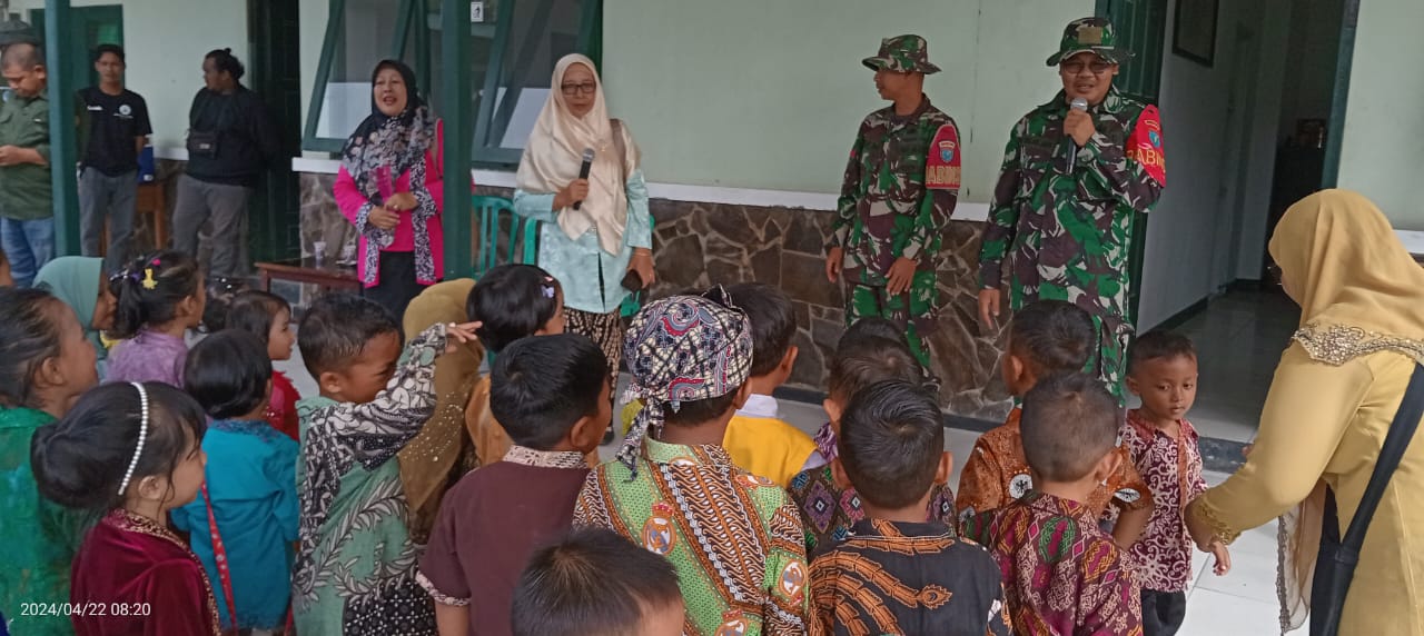 Terima Kunjungan Anak TK Permata Ibu, Koramil 02/Kumai Kenalkan Tugas Pokok TNI