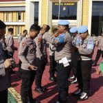 Usai Apel Pagi, Provos Bid Propam Polda Jatim Langsung Cek Sikap Tampang, Test Urine dan Senpi Personil Polres Sumenep