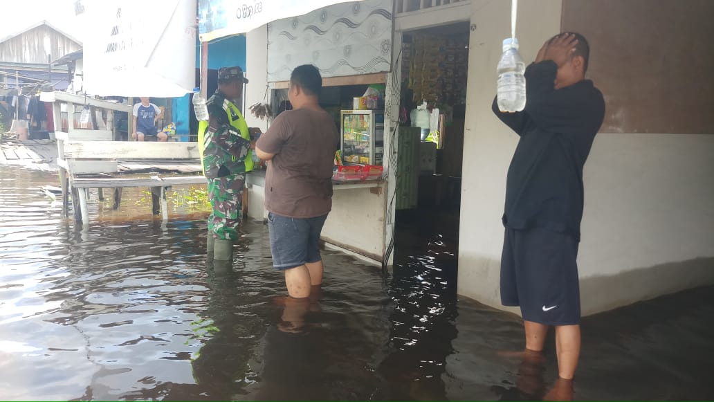 Wilayah Binaan Terendam Banjir, Babinsa Ingatkan Warga Untuk Selalu Waspada