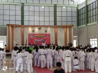 Kejuaraan Karate KKI Cup 1 Tingkat Pelajar Antar Kabupaten Kota, Anggota Koramil Tebas Tampil Sebagai Juri