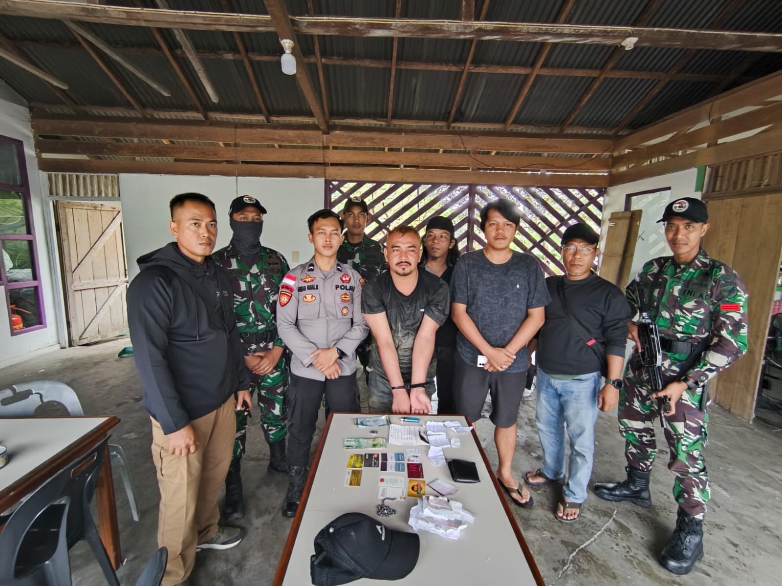 Satgas Pamtas RI-Malaysia Melaksanakan Anjangsana di Desa Binaan