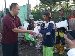 Abdul Khalim, Ketua Umum IKMAL, Berbagi Rejeki Pada Petugas Sampah