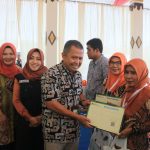 Bupati Ikfina Serahkan Sertifikat Kepesertaan dan Santunan BPJS Ketenagakerjaan Kepada Anggota Koperasi