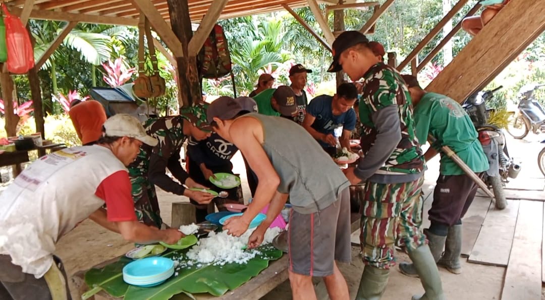 Sarapan Pagi Bersama Masyarakat Sebagai Sarana Komunikasi Satgas TMMD Ke-121 Kodim 1210/Landak
