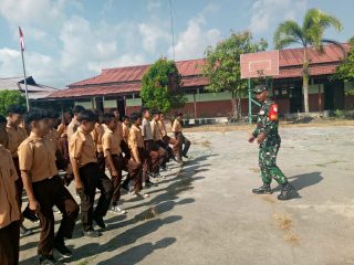 Tanamkan Jiwa Nasionalisme Sejak Dini Babinsa Jawai Selatan Berikan Materi Bela Negara Di SMPN 01