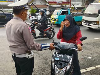 Selama Operasi Patuh Semeru 2024, Satlantas Polres Pasuruan Gencar Berikan Himbauan Keselamatan Berlalu Lintas