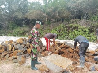 Kedekatan Babinsa Kodim 1209-07/Jgb Bersama Masyarakat, Dalam Karya Bakti Perbaikan Jalan Desa