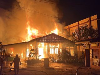 Kebakaran Hebat di Kubu Raya Rumah Nenek 80 Tahun Hangus, Dua Motor Terbakar