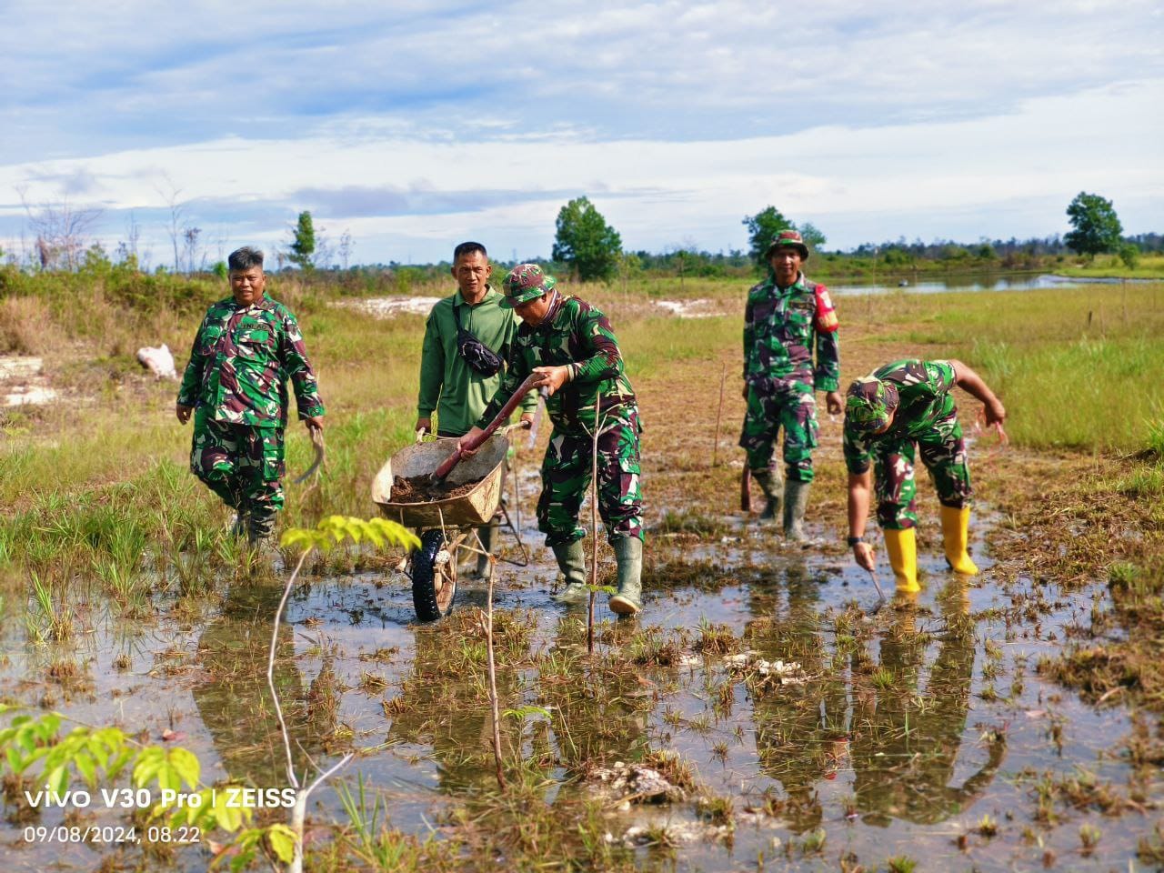 Dukung Program Kasad “Bersatu Dengan Alam”, Jajaran Kodim 1202/Singkawang Tanam Ratusan Bibit Pohon