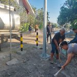 Polisi dan Warga Bantu Evakuasi Truk Minyak Goreng 7 Ton Terguling di Mojokerto