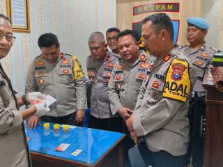 Hindari Terlibat Pengaruh Narkoba, Polres Pasuruan Gelar Tes Urine Berkala Rutin Kepada Anggota Polri