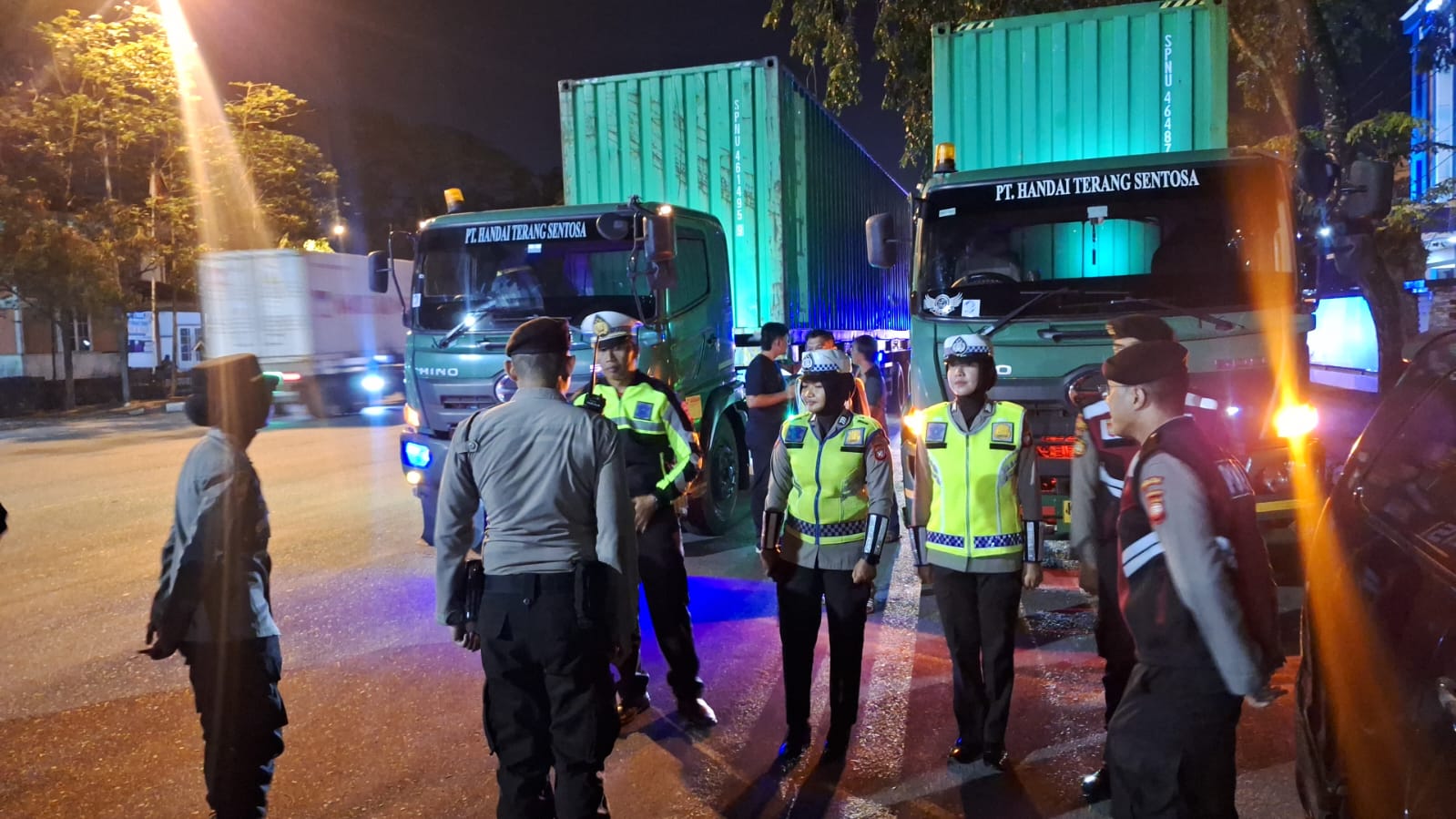 Polisi Kawal Kedatangang Logistik Bilik Suara Pilkada Serentak KPU Kubu Raya