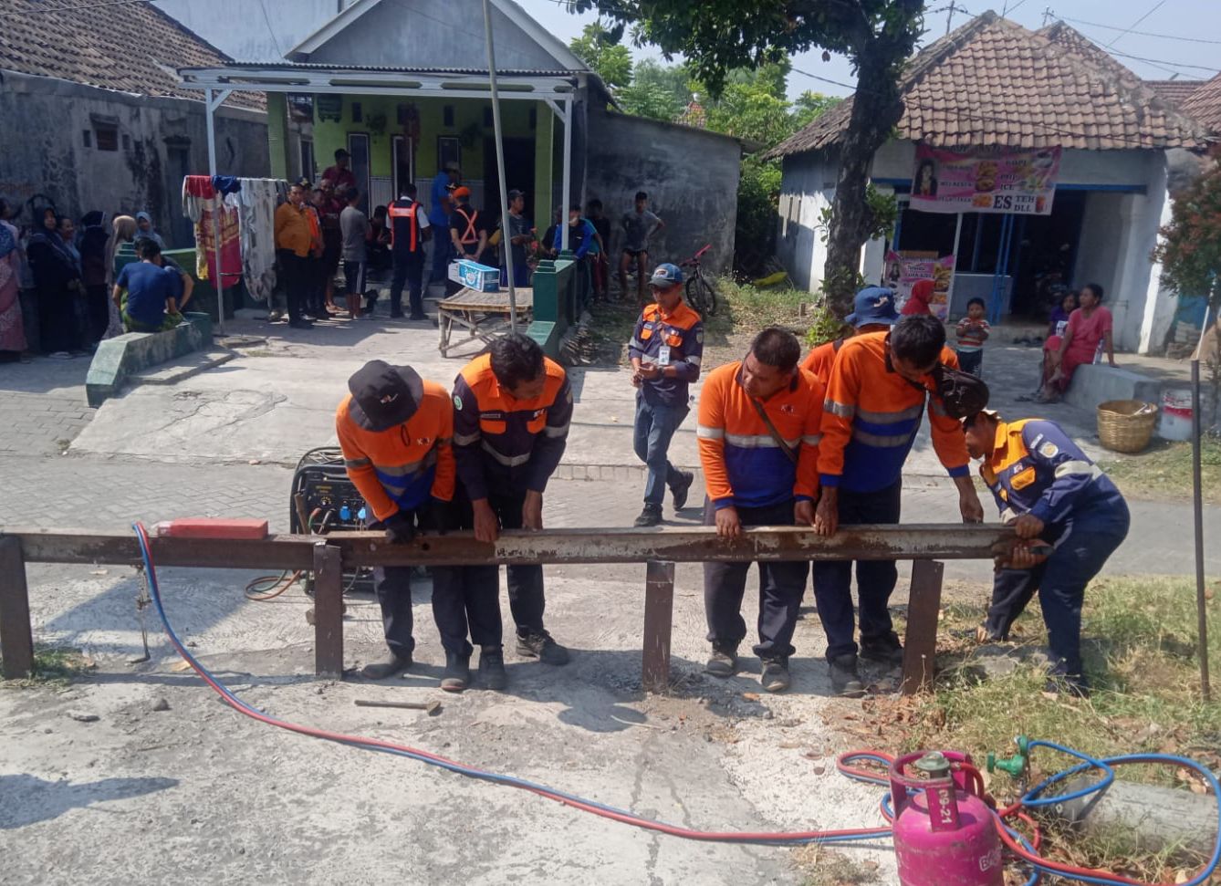 Tingkatkan Keselamatan Perjalanan Kereta Api, KAI Daop 8 Surabaya bersama Dirjenka Kemenhub dan Dishub Kab Pasuruan Tutup Perlintasan Sebidang Liar Di Beji Pasuruan