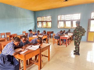 Satgas Yonif laksanakan Gadik di SMPN Satap Horna