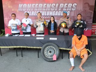 KONFERENSI PERS UNGKAP KASUS CURAT DENGAN MODUS PECAH KACA DAN KEMPES BAN SATUAN RESKRIM POLRES TULUNGAGUNG