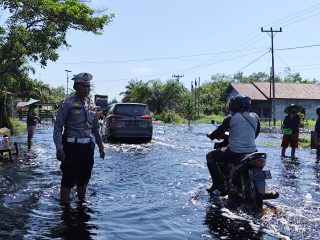 Jalur Lintas Provinsi dan Kabupaten Tersendat Banjir, Polres Kubu Raya Rekayasa Lalu Lintas