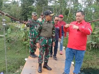 Dandim Cilacap Tinjau Pengerjaan "Jembatan Gantung Merah Putih" di Gandrungmangu