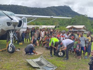 Pesawat Susi Air Mengalami Insiden Pecah Ban Di Bandara Apalapsili, Satgas Yonif 641/Bru Amankan Pilot dan awak pesawat