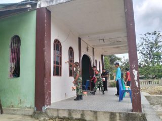 Peduli Kebersihan Rumah Ibadah,Danramil 1209-06/Ledo Karya Bakti Bersama Warga Binaan