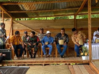 Satgas Yonif 642/Kps Hadiri Acara Peletakan Batu Pertama Pembangunan Gereja Paroki St. Bernadeth Mamur