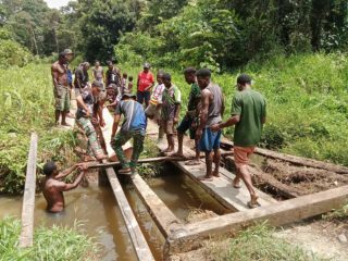 Yonif 642/Kps Laksanakan Gotong Royong Pembangunan Jembatan Akses Penghubung Antar ampung Jagiro