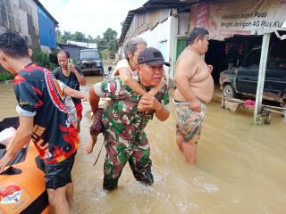 Babinsa Koramil 1204-11/Tayan Hulu Sigap Bantu Warga Terdampak Banjir di Desa Sosok.