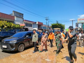 Dandim 1204/Sanggau Dampingi Pj Gubernur Kalimantan Barat Tinjau Banjir di Wilayah Sosok Kabupaten Sanggau.