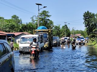 Jalur Lintas Provinsi dan Kabupaten Tersendat Banjir, Polres Kubu Raya Rekayasa Lalu Lintas