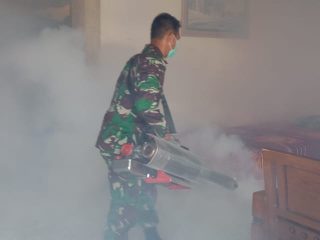 Cegah Penyakit DBD, Babinsa Kuala Dampingi UPT. Puskesmas Singkawang Barat I Laksanakan Fogging