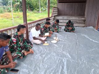 Satgas yonif 642/Kps Laksanakan Kegiatan Ibadah Rosario Dan Doa Bersama Masyarakat Kampung Aroba