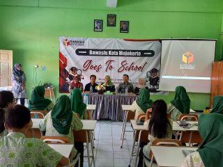 Pj Wali Kota Mojokerto Ajak Pemilih Pemula Jadi Agen Perubahan dalam Program "Bawaslu Goes to School"