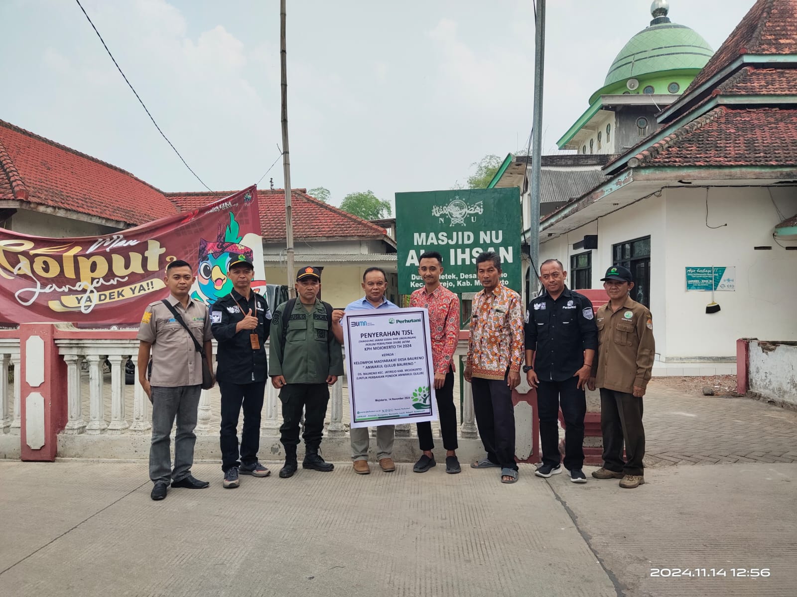 Perhutani Serahkan TJSL untuk Pondok Pesantren Anwarul Qulub Baureno dan Kelompok Masyarakat Awang-awang