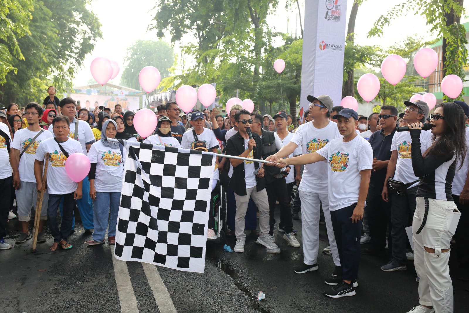 Jalan Sehat Bersama Dukung Pengawasan Partisipatif, Kawal Pilkada 2024
