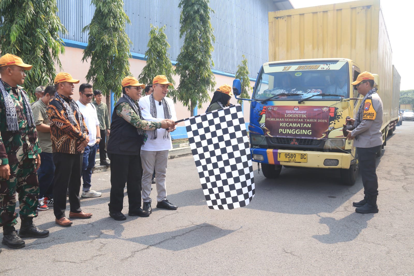 Distribusi Logistik Pilkada Mojokerto Dimulai, Pjs Bupati Mojokerto Tekankan Koordinasi – Keamanan Jadi Prioritas