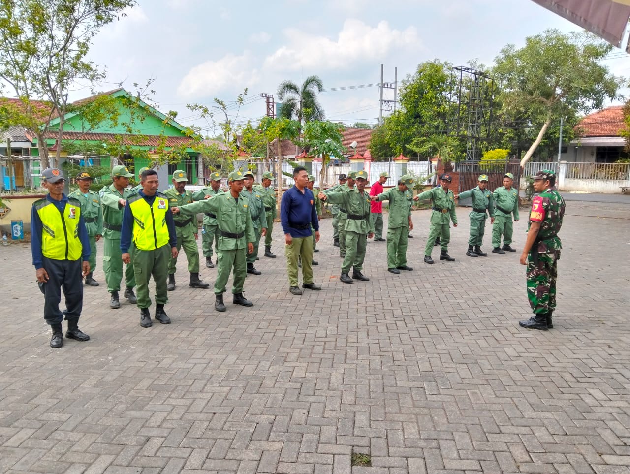 Tingkatkan Kapasitas Satlinmas, Koramil 0815/02 Trowulan Bekali Wasbang & Latihkan PBB