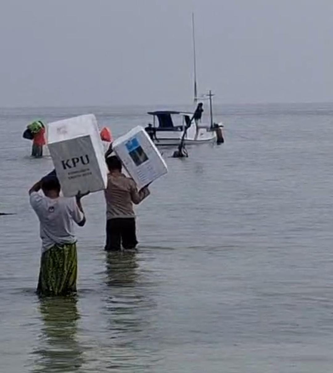 Aksi Heroik Personel Polres Sumenep Kawal Pendistribusian Logistik Pilkada ke Wilayah Kepulauan