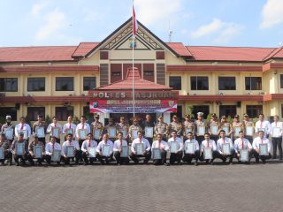 Apel Hari Senin Kapolres Pasuruan cek kelangkapan Ransus dinas dan pemberian penghargaan