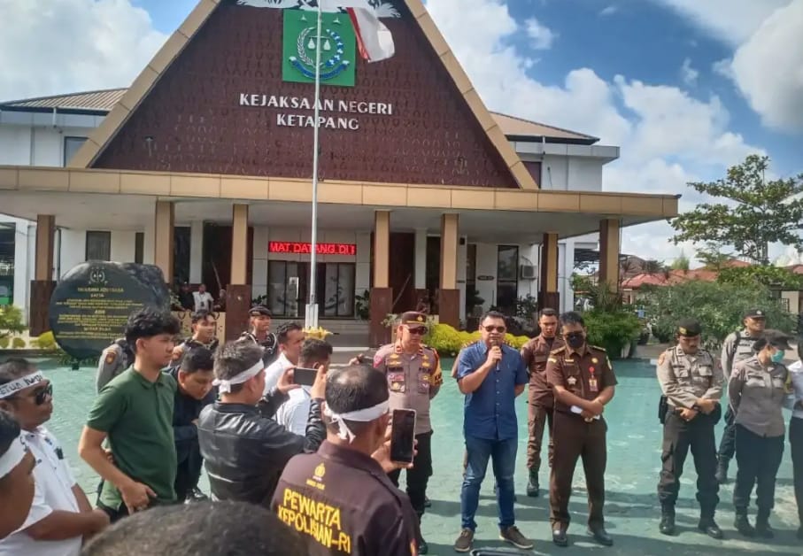 ” DPD IWOI dan LSM Tindak Ketapang Menggelar Aksi.Demo Di Kejari Ketapang