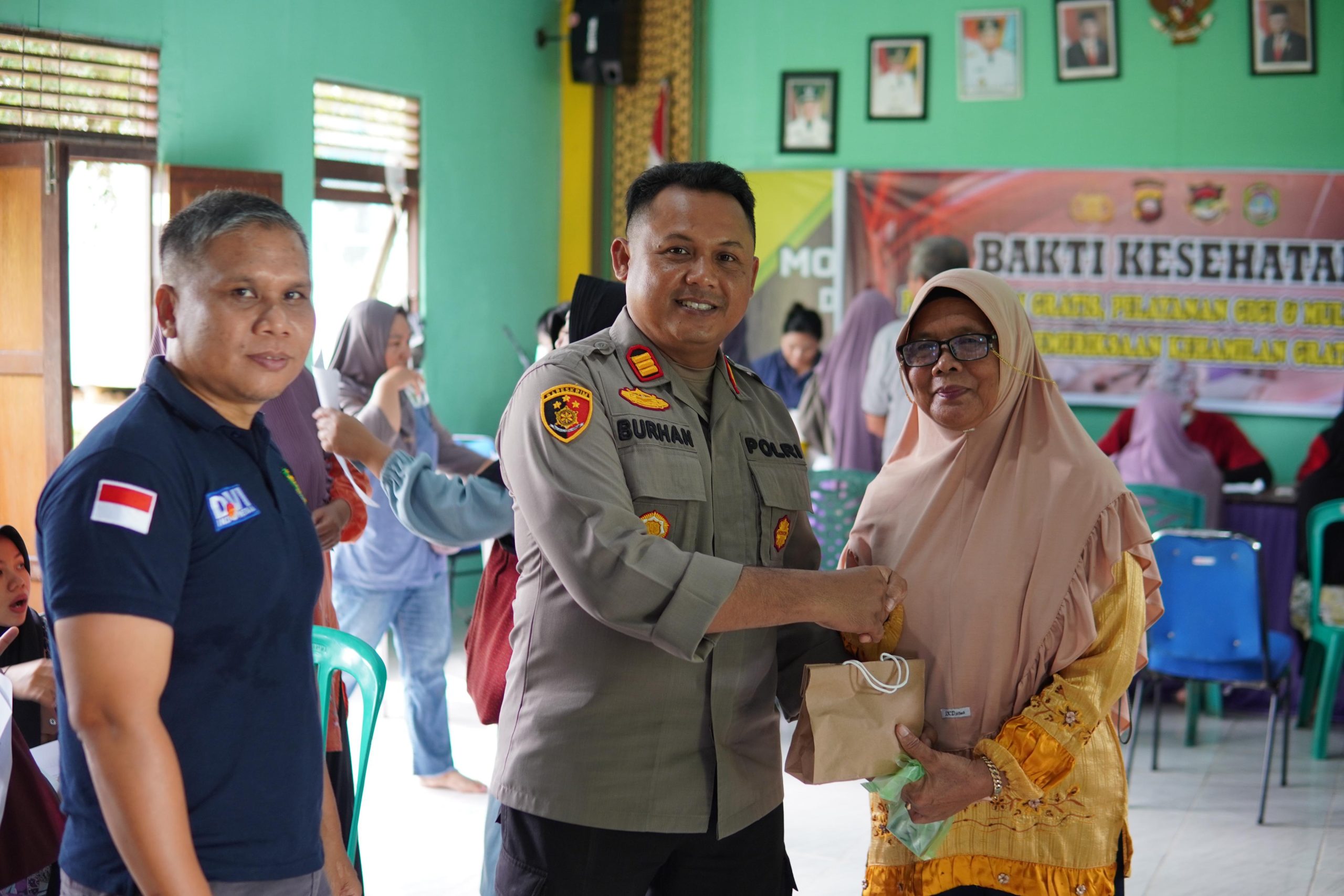 Ratusan Warga Desa Tanjung Manfaatkan Layanan Kesehatan Gratis dari Polres Sekadau