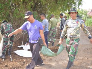 Bangun Plengsengan Jalan Desa, Kodim 0815/Mojokerto Gelar Karya Bakti TNI Satkowil Semester II TA 2024