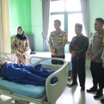 Kapolres Mojokerto Kota Besuk Anggota Yang Terbaring Sakit di Rumah Sakit