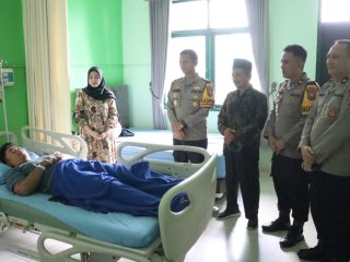 Kapolres Mojokerto Kota Besuk Anggota Yang Terbaring Sakit di Rumah Sakit