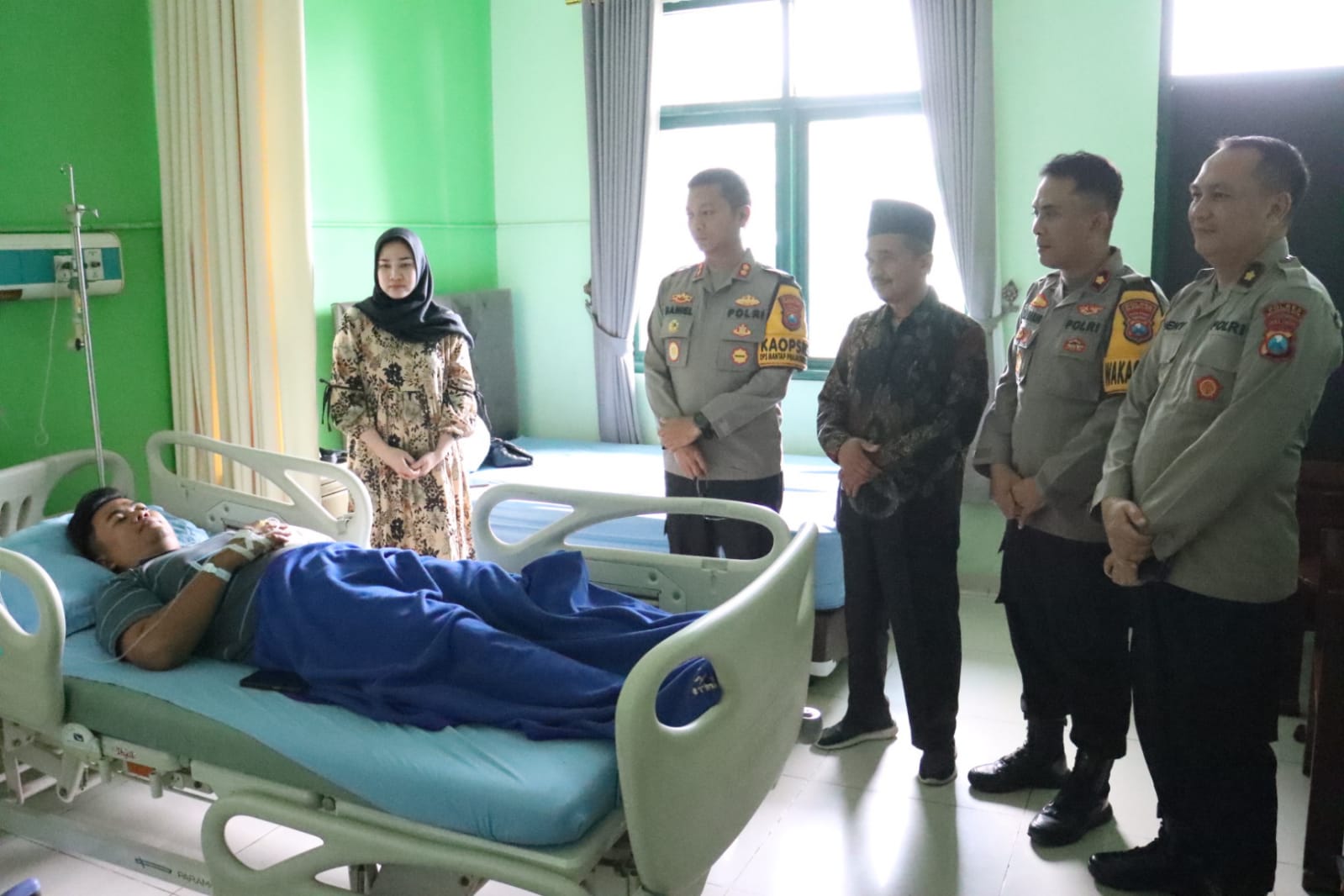 Kapolres Mojokerto Kota Besuk Anggota Yang Terbaring Sakit di Rumah Sakit