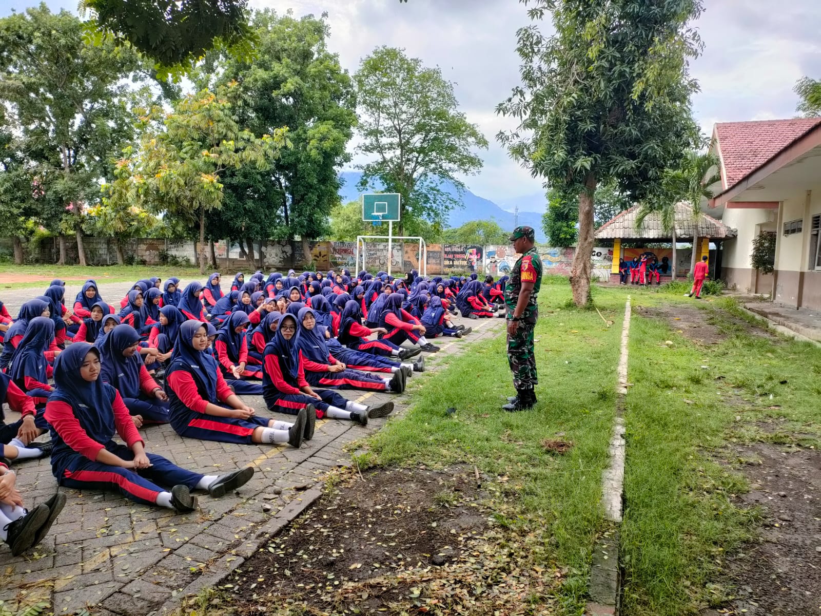 Bentuk Karakter Generasi Muda, Babinsa Koramil 0815/12 Tanamkan Kedisiplinan Siswa SMPN 1 Ngoro