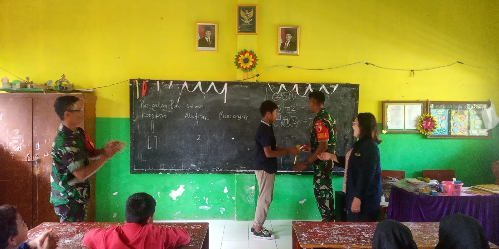 Ajarkan Metode Gasing Matematika, Babinsa Koramil Kemlagi Disambut Antusias Siswa SDN Mojokusumo