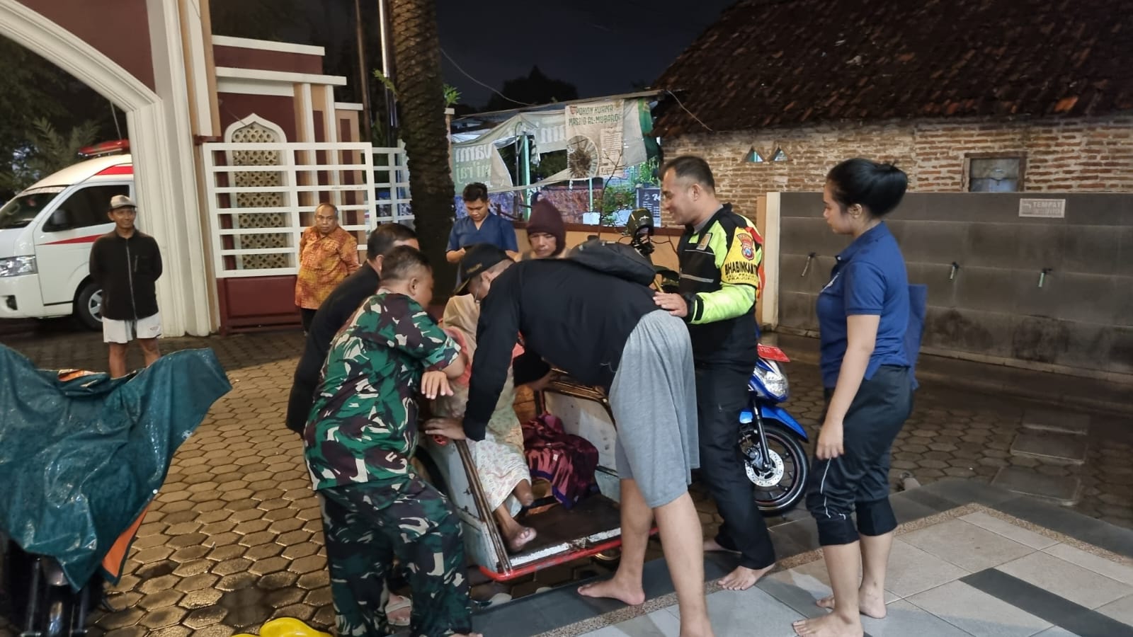 Gerak Cepat, Polres Mojokerto Kota Bersama Tiga Pilar Evakuasi Warga Terdampak Banjir