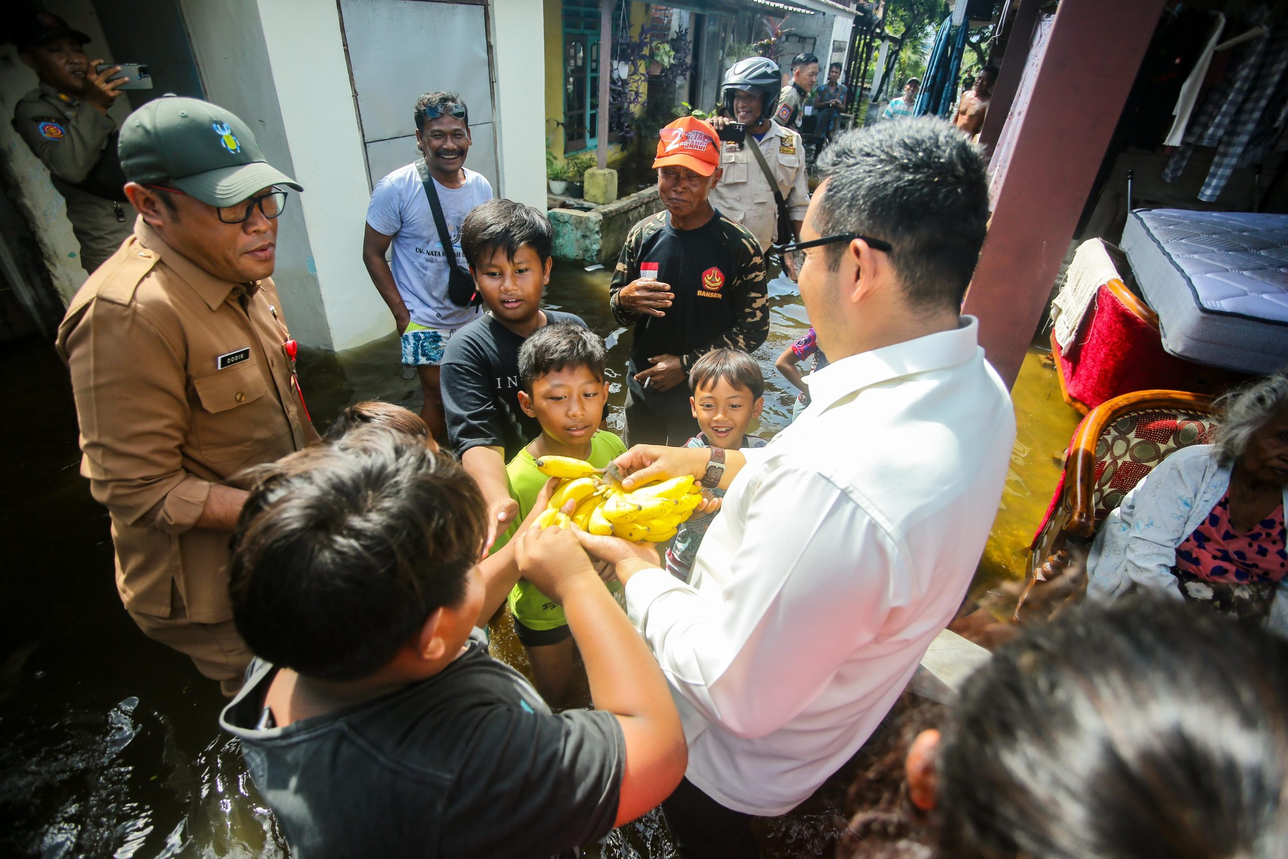 Pj Wali Kota Mojokerto Kembali Tinjau Lokasi Banjir, Dengarkan Keluhan dan Beri Bantuan Warga