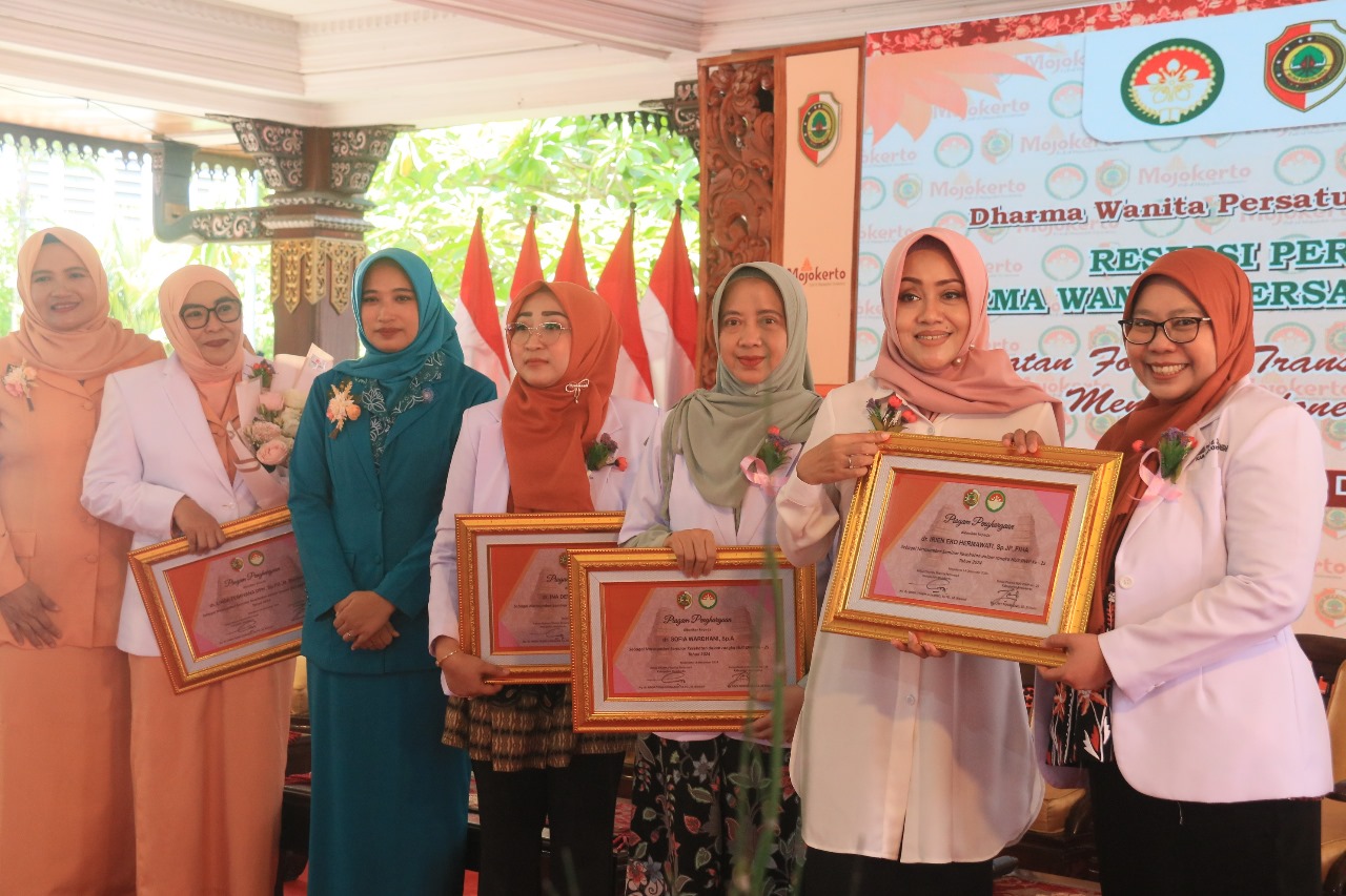 Semarak Resepsi HUT DWP ke-25, Pemkab Mojokerto Serahkan Penghargaan e-Reporting kepada Tiga OPD