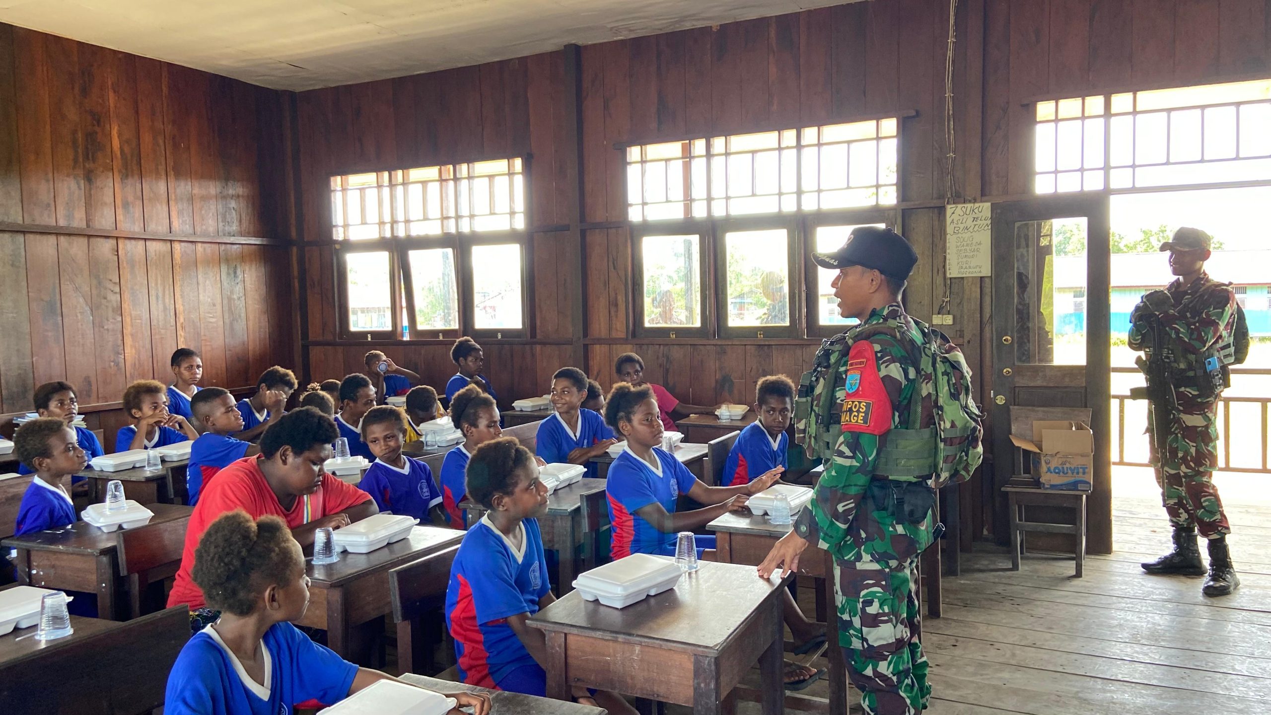 Satgas Yonif 642/Kps Pos Berikan Makan Gratis di SD Inpres Meyerga